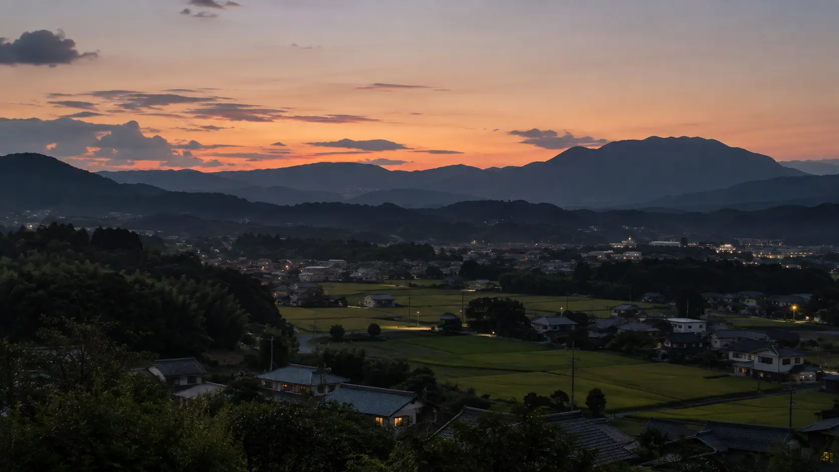 山並みと住宅地の夕景（イメージ）